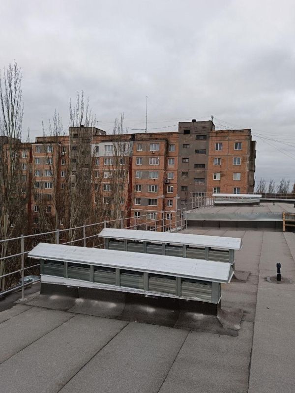 Завершен ремонт кровли дома в Харцызске силами нижегородской бригады Завершен ремонт кровли дома в Харцызске силами нижегородской бригады