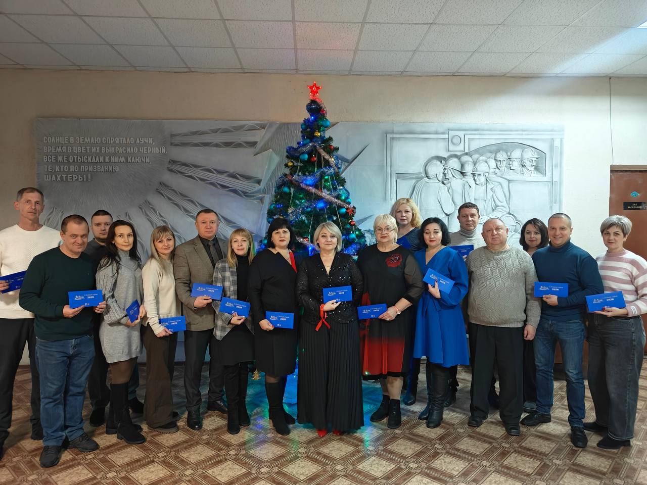 Глава муниципалитета, секретарь местного отделения партии «Единая Россия» Сергей Ермаков передал активу партии поздравительные открытки от Главы ДНР, секретаря Донецкого регионального отделения Партии Дениса Пушилина