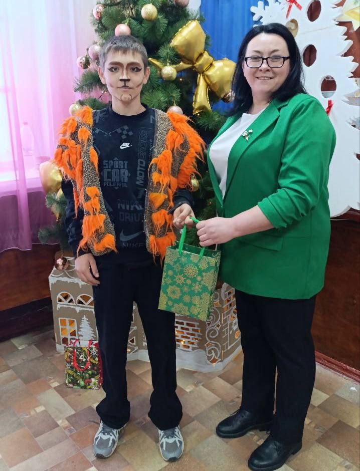 Депутаты городского совета партии "Единая Россия" вручили подарки юным снежнянцам в преддверии новогодних праздников Депутаты городского совета партии "Единая Россия" вручили подарки юным снежнянцам в преддверии новогодних праздников