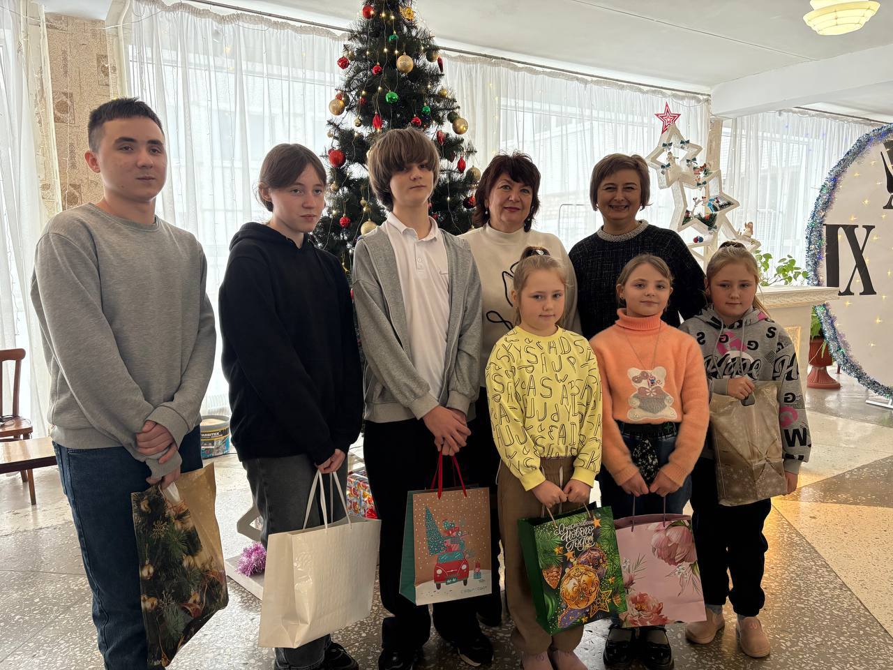 Депутаты городского совета партии "Единая Россия" вручили подарки юным снежнянцам в преддверии новогодних праздников Депутаты городского совета партии "Единая Россия" вручили подарки юным снежнянцам в преддверии новогодних праздников