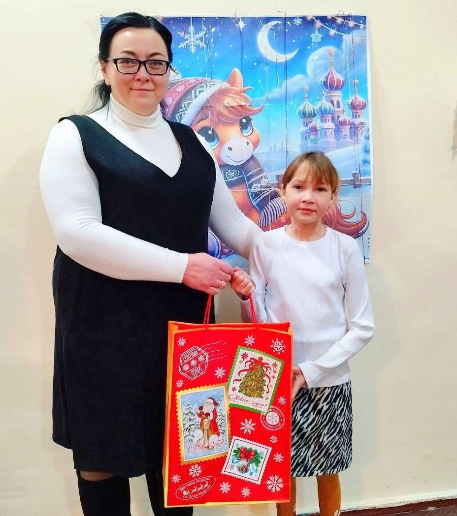 Депутаты городского совета партии "Единая Россия" вручили подарки юным снежнянцам в преддверии новогодних праздников Депутаты городского совета партии "Единая Россия" вручили подарки юным снежнянцам в преддверии новогодних праздников