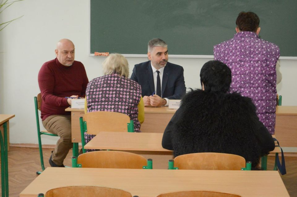 Алексей Дорофеев провел прием граждан в институте физкультуры Алексей Дорофеев провел прием граждан в институте физкультуры