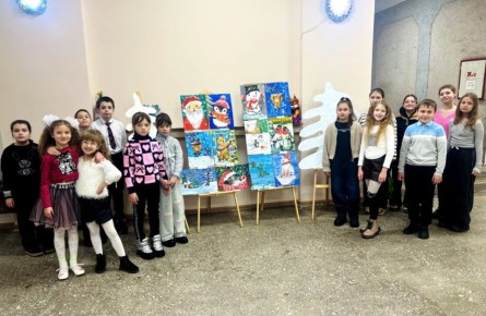 Выставка детских рисунков "Новогодний карнавал"