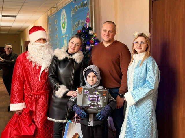 Депутаты Донецкого городского совета в рамках акции "Дед МороZ zа нас" продолжают радовать юных дончан долгожданными подарками Депутаты Донецкого городского совета в рамках акции "Дед МороZ zа нас" продолжают радовать юных дончан долгожданными подарками