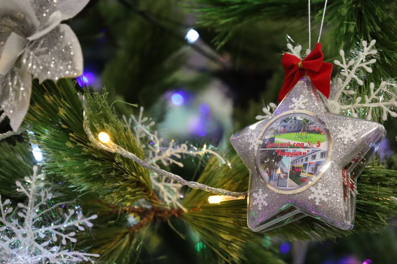 Новогодние украшения, подарки в музейную комнату