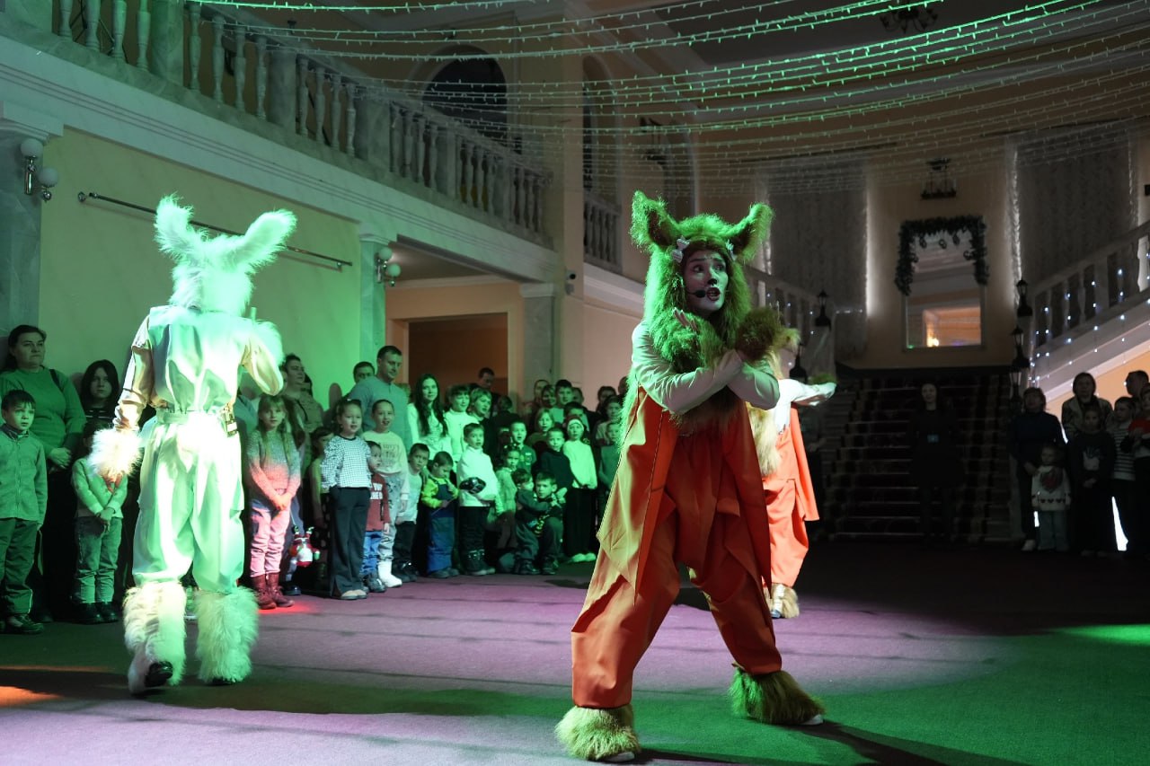 В Донецком республиканском академическом молодёжном театре стартовала новогодняя феерия В Донецком республиканском академическом молодёжном театре стартовала новогодняя феерия