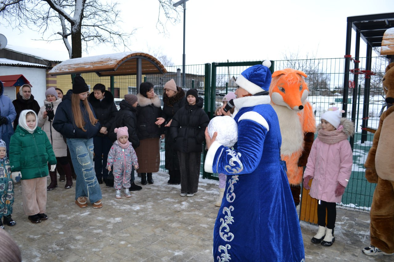 Наталья Великодная: С руководителем регионального партийного проекта «Единой России» «Дети Донбасса» Еленой Никитиной открыли новую благоустроенную общественную территорию возле многоквартирного жилого дома в Тельманово по... Наталья Великодная: С руководителем регионального партийного проекта «Единой России» «Дети Донбасса» Еленой Никитиной открыли новую благоустроенную общественную территорию возле многоквартирного жилого дома в Тельманово по...
