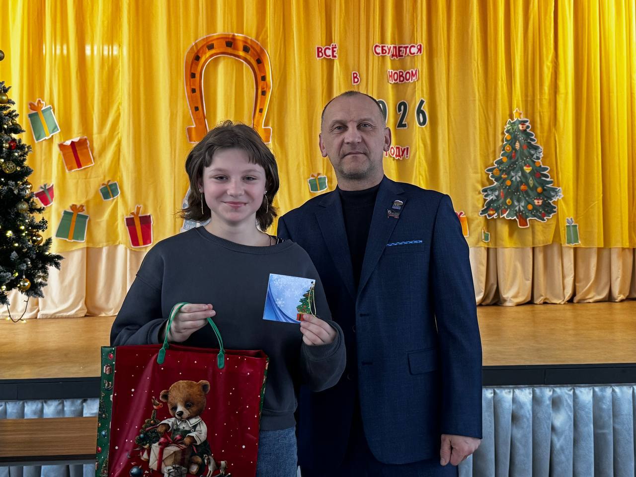 Депутаты городского совета партии "Единая Россия" вручили подарки юным снежнянцам в преддверии новогодних праздников Депутаты городского совета партии "Единая Россия" вручили подарки юным снежнянцам в преддверии новогодних праздников