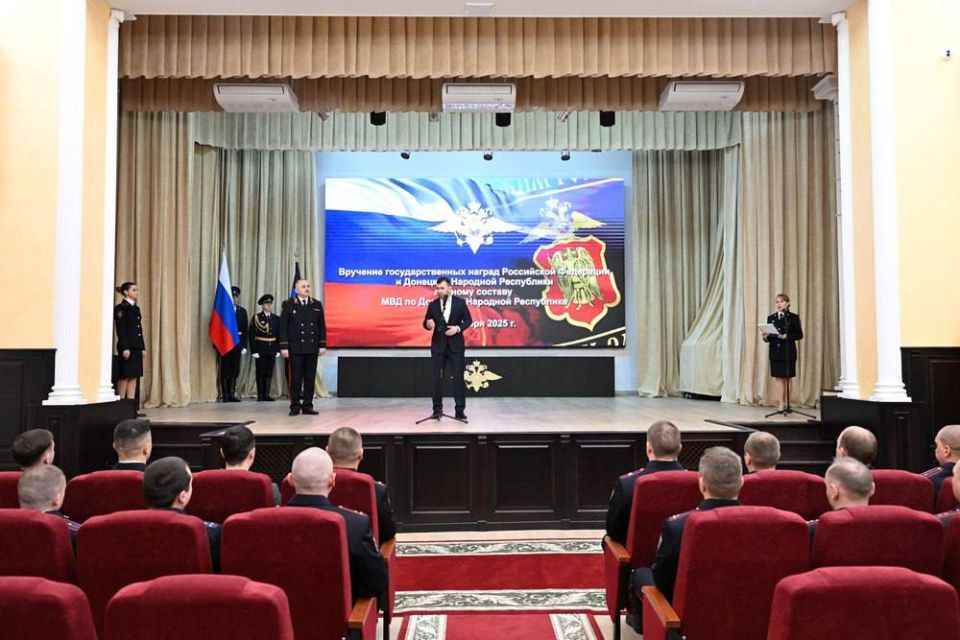 Денис Пушилин наградил сотрудников МВД медалью «За храбрость» IV степени, обезвредивших вооруженного преступника в одном из супермаркетов Донецка Денис Пушилин наградил сотрудников МВД медалью «За храбрость» IV степени, обезвредивших вооруженного преступника в одном из супермаркетов Донецка