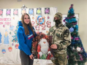 Команда Мангушского отделения «Молодой Гвардии Единой России» передала военнослужащим сладкие подарки и игрушки для фронтовой елки