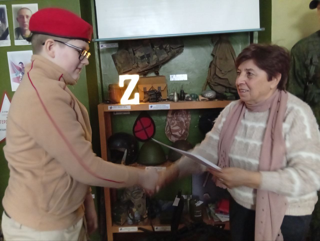 27 декабря в донецкой школе N29, в музее "Звёзды Легиона" состоялось торжественное вручение грамот ученикам школы, юнармейцам отряда "Легионеры" за активное участие в деятельности музея и сохранении памяти подразделения... 27 декабря в донецкой школе N29, в музее "Звёзды Легиона" состоялось торжественное вручение грамот ученикам школы, юнармейцам отряда "Легионеры" за активное участие в деятельности музея и сохранении памяти подразделения...