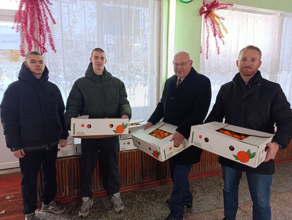Борис Литвинов и Станислав Ретинский привезли школьникам Донецка новогодние подарки Борис Литвинов и Станислав Ретинский привезли школьникам Донецка новогодние подарки