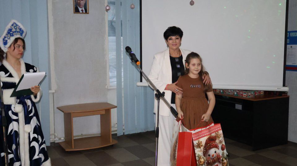 Эстафета добра продолжается: Депутаты подарили волшебство детям Дебальцево в рамках «Ёлки желаний» Эстафета добра продолжается: Депутаты подарили волшебство детям Дебальцево в рамках «Ёлки желаний»