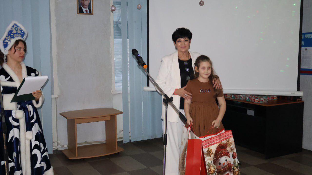 Эстафета добра продолжается: Депутаты подарили волшебство детям Дебальцево в рамках «Ёлки желаний» Эстафета добра продолжается: Депутаты подарили волшебство детям Дебальцево в рамках «Ёлки желаний»