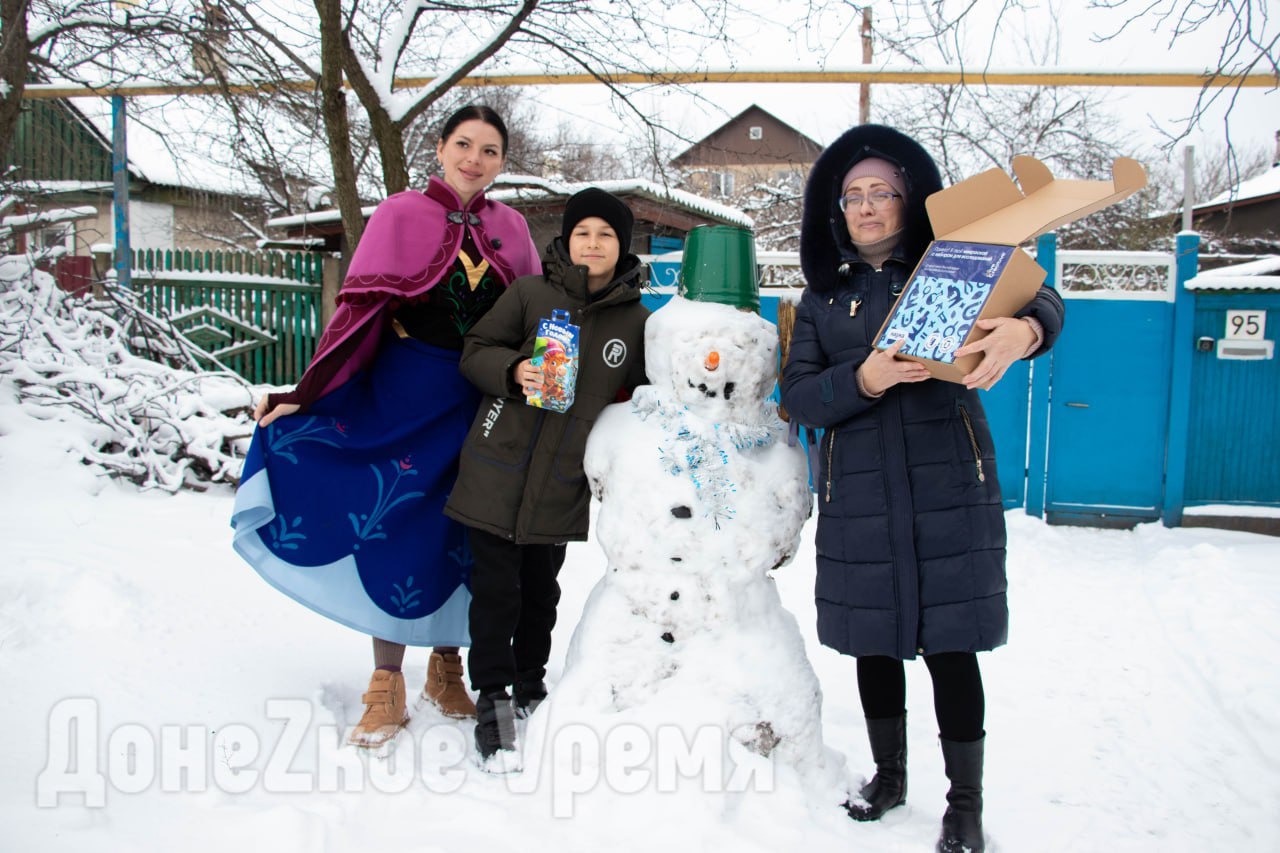Адресное волшебство: волонтеры привезли Новый год в дома к детям Макеевки и Донецка Адресное волшебство: волонтеры привезли Новый год в дома к детям Макеевки и Донецка