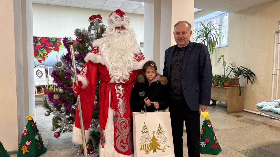 Под Новый год каждый из нас надеется на чудо и особенно дети, которые нуждаются в нем в силу обстоятельств больше других Под Новый год каждый из нас надеется на чудо и особенно дети, которые нуждаются в нем в силу обстоятельств больше других