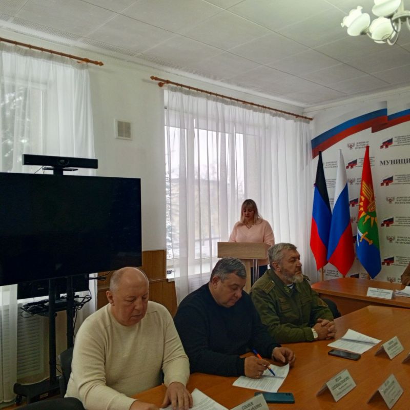 Заседание Дебальцевского городского совета Донецкой Народной Республики первого созыва Заседание Дебальцевского городского совета Донецкой Народной Республики первого созыва