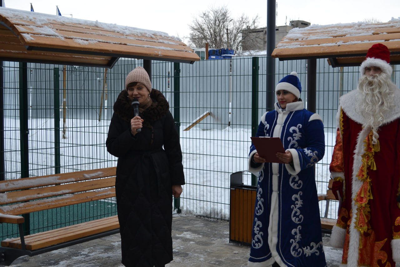 Наталья Великодная: С руководителем регионального партийного проекта «Единой России» «Дети Донбасса» Еленой Никитиной открыли новую благоустроенную общественную территорию возле многоквартирного жилого дома в Тельманово по... Наталья Великодная: С руководителем регионального партийного проекта «Единой России» «Дети Донбасса» Еленой Никитиной открыли новую благоустроенную общественную территорию возле многоквартирного жилого дома в Тельманово по...