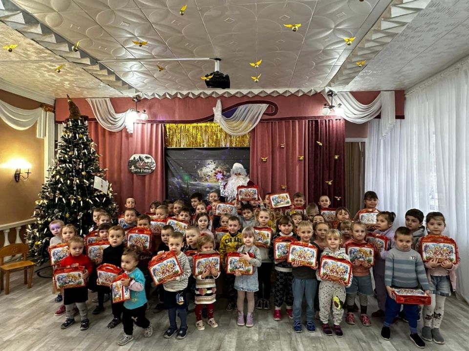 Воспитанникам детсада «Сказка» Кировского вручили подарки от Владимирской области Воспитанникам детсада «Сказка» Кировского вручили подарки от Владимирской области