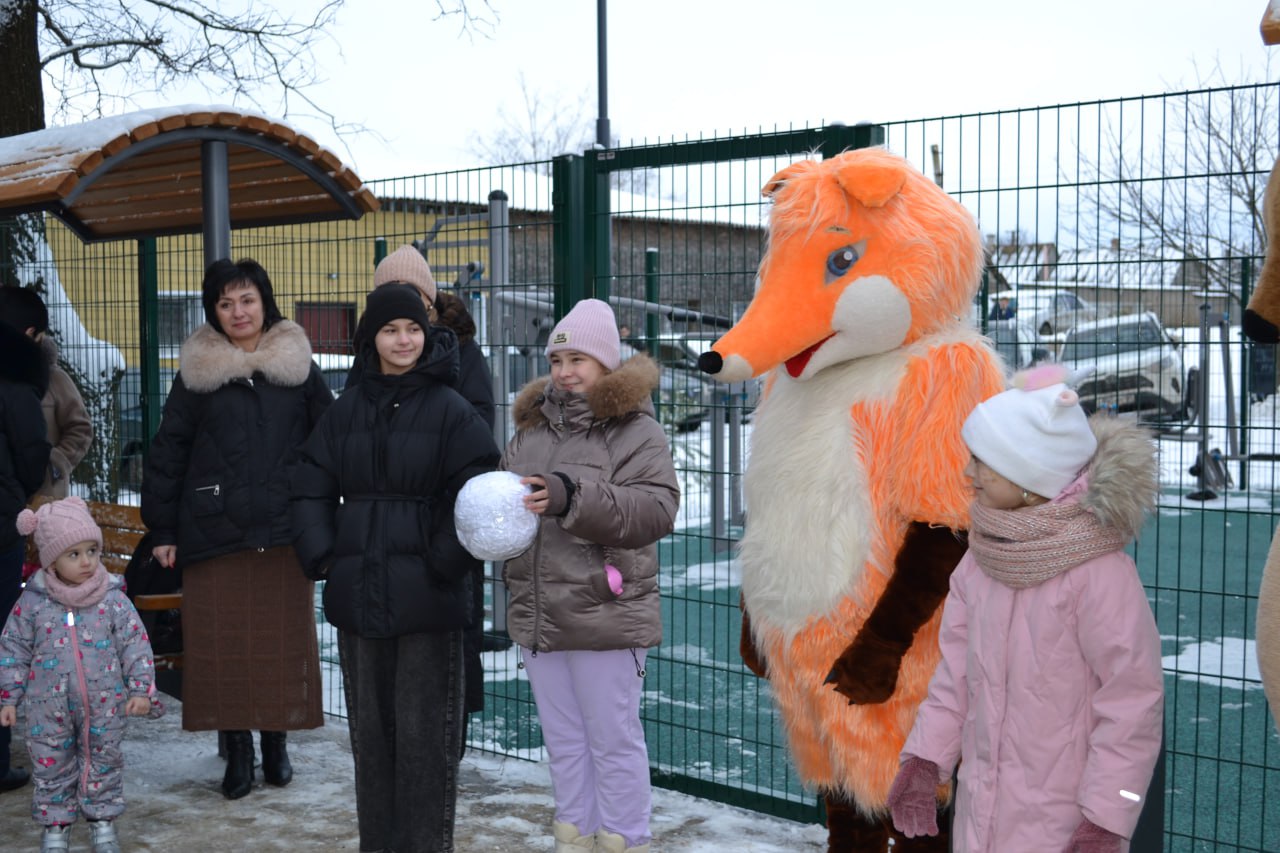 Наталья Великодная: С руководителем регионального партийного проекта «Единой России» «Дети Донбасса» Еленой Никитиной открыли новую благоустроенную общественную территорию возле многоквартирного жилого дома в Тельманово по... Наталья Великодная: С руководителем регионального партийного проекта «Единой России» «Дети Донбасса» Еленой Никитиной открыли новую благоустроенную общественную территорию возле многоквартирного жилого дома в Тельманово по...