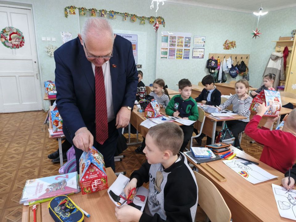 Борис Литвинов и Станислав Ретинский привезли школьникам Донецка новогодние подарки Борис Литвинов и Станислав Ретинский привезли школьникам Донецка новогодние подарки