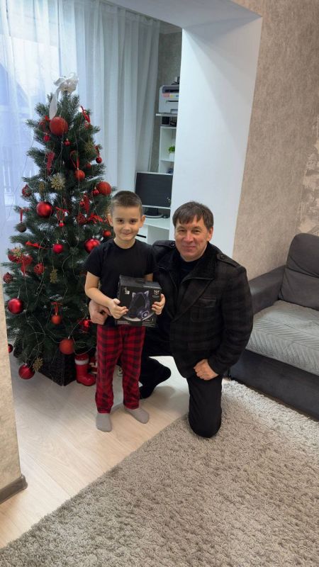 Депутаты Донецкого городского совета в рамках акции "Дед МороZ zа нас" продолжают радовать юных дончан долгожданными подарками Депутаты Донецкого городского совета в рамках акции "Дед МороZ zа нас" продолжают радовать юных дончан долгожданными подарками