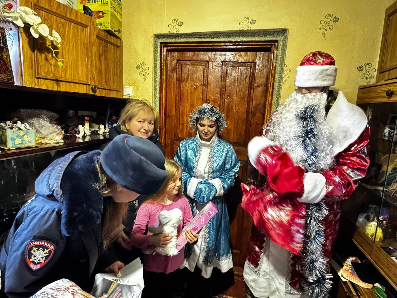 Транспортные полицейские Донецка приняли участие во всероссийской акции «Полицейский Дед Мороз» Транспортные полицейские Донецка приняли участие во всероссийской акции «Полицейский Дед Мороз»