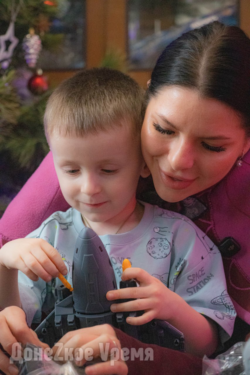 Адресное волшебство: волонтеры привезли Новый год в дома к детям Макеевки и Донецка Адресное волшебство: волонтеры привезли Новый год в дома к детям Макеевки и Донецка