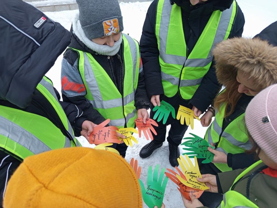 Школьники Ждановки дарят безопасность и улыбки Школьники Ждановки дарят безопасность и улыбки