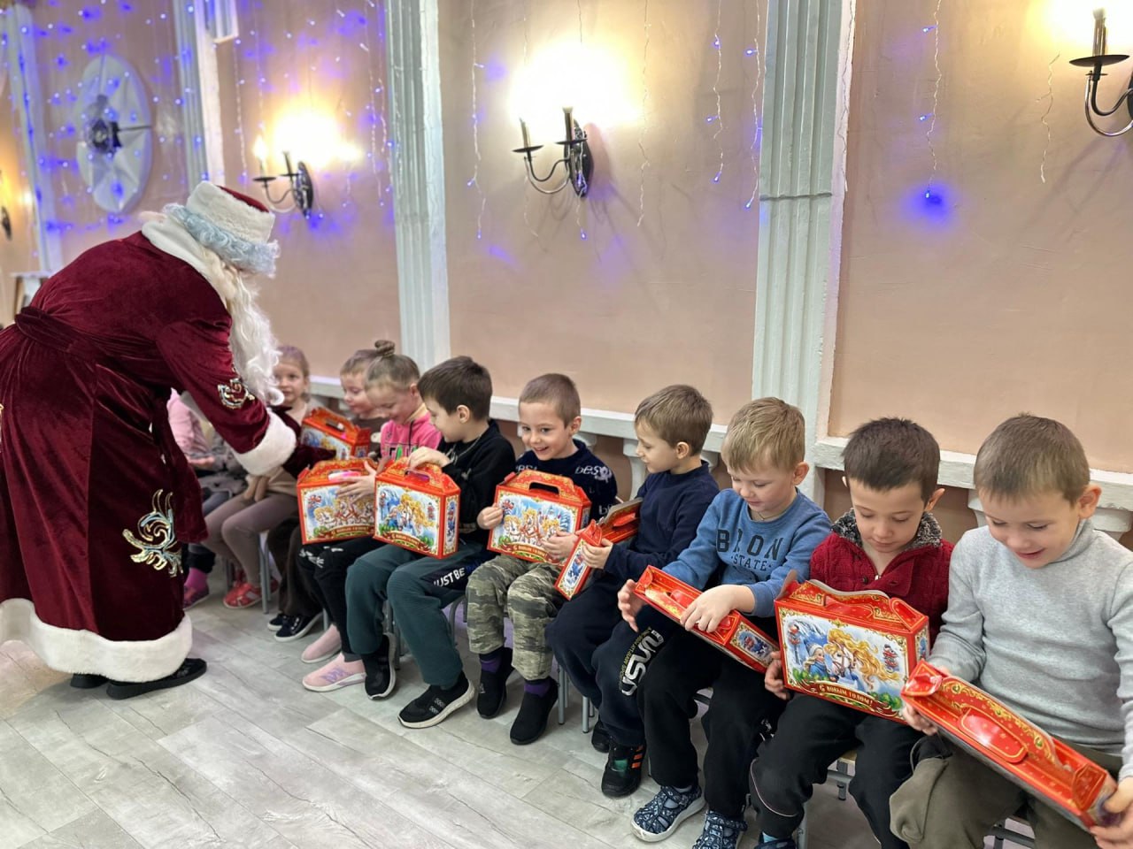 Воспитанникам детсада «Сказка» Кировского вручили подарки от Владимирской области Воспитанникам детсада «Сказка» Кировского вручили подарки от Владимирской области