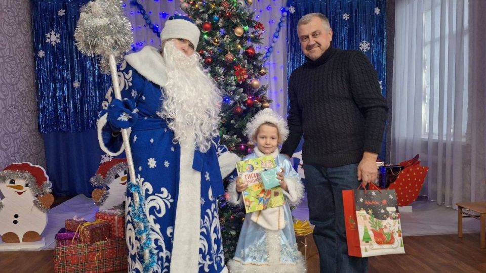 Депутаты городского совета партии "Единая Россия" вручили подарки юным снежнянцам в преддверии новогодних праздников Депутаты городского совета партии "Единая Россия" вручили подарки юным снежнянцам в преддверии новогодних праздников