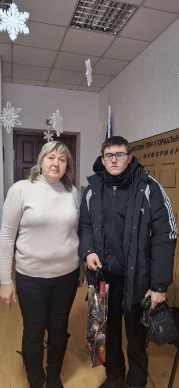 Руководство вагонного депо Ясиноватая Донецкого филиала ФГУП "Железные дороги Новороссии" совместно с председателем ППО 30 декабря 2025 года поздравили с наступающим Новым 2026 годом семьи погибших железнодорожников -... Руководство вагонного депо Ясиноватая Донецкого филиала ФГУП "Железные дороги Новороссии" совместно с председателем ППО 30 декабря 2025 года поздравили с наступающим Новым 2026 годом семьи погибших железнодорожников -...