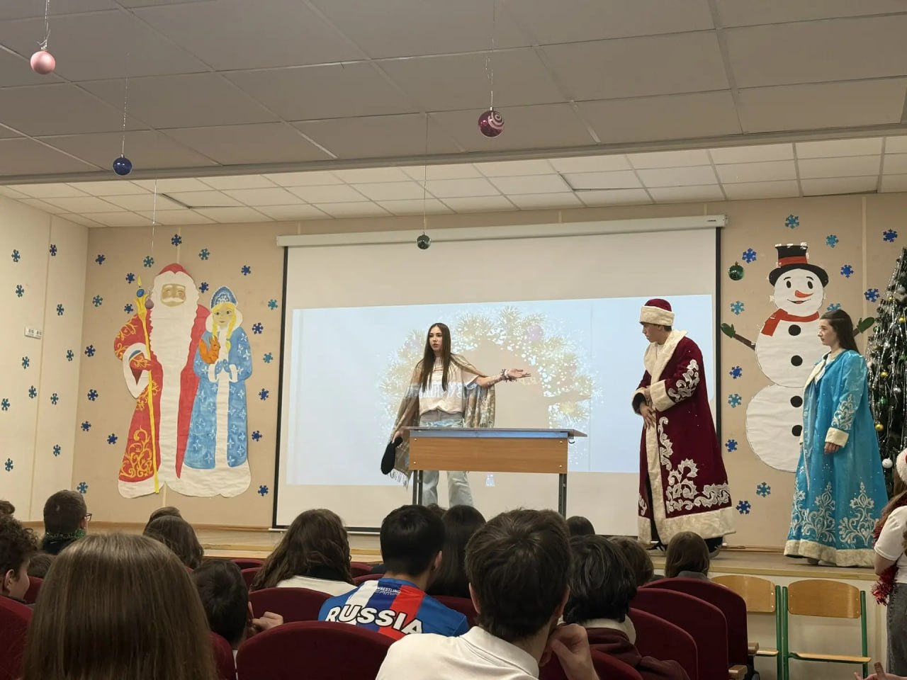 29 декабря в Тельмановской гимназии царил юмористический переполох! Состоялся традиционный новогодний КВН «Новогодняя перезагрузка», который собрал на одной сцене яркие и креативные команды из 11 класса и сборная команда... 29 декабря в Тельмановской гимназии царил юмористический переполох! Состоялся традиционный новогодний КВН «Новогодняя перезагрузка», который собрал на одной сцене яркие и креативные команды из 11 класса и сборная команда...