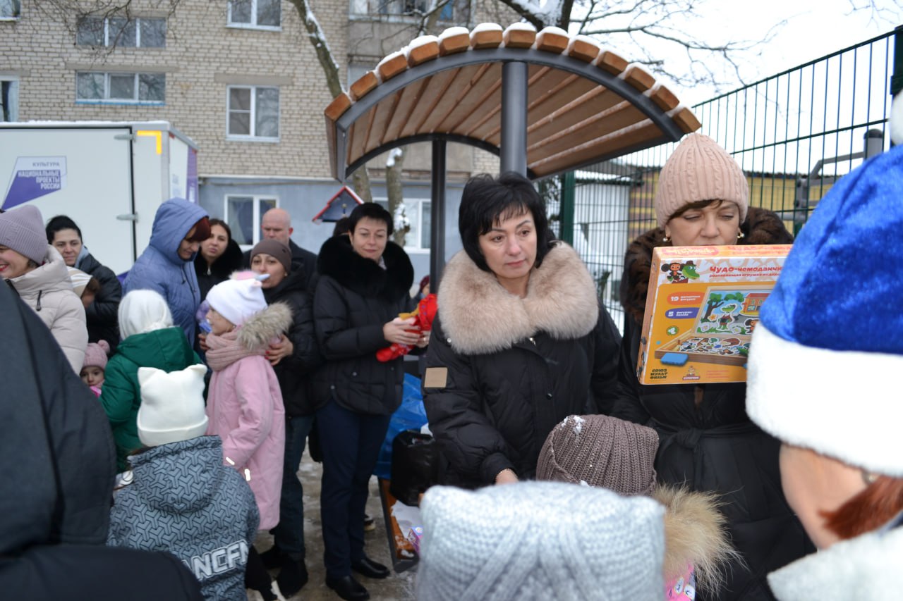 Наталья Великодная: С руководителем регионального партийного проекта «Единой России» «Дети Донбасса» Еленой Никитиной открыли новую благоустроенную общественную территорию возле многоквартирного жилого дома в Тельманово по... Наталья Великодная: С руководителем регионального партийного проекта «Единой России» «Дети Донбасса» Еленой Никитиной открыли новую благоустроенную общественную территорию возле многоквартирного жилого дома в Тельманово по...