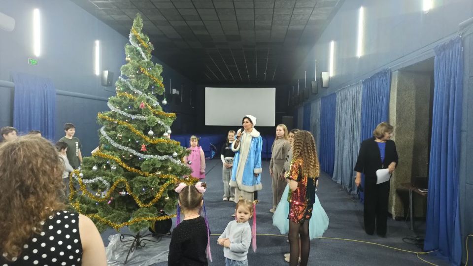 В Старобешево прошел новогодний утренник для детей «Новогодние огни приглашают в сказку» В Старобешево прошел новогодний утренник для детей «Новогодние огни приглашают в сказку»