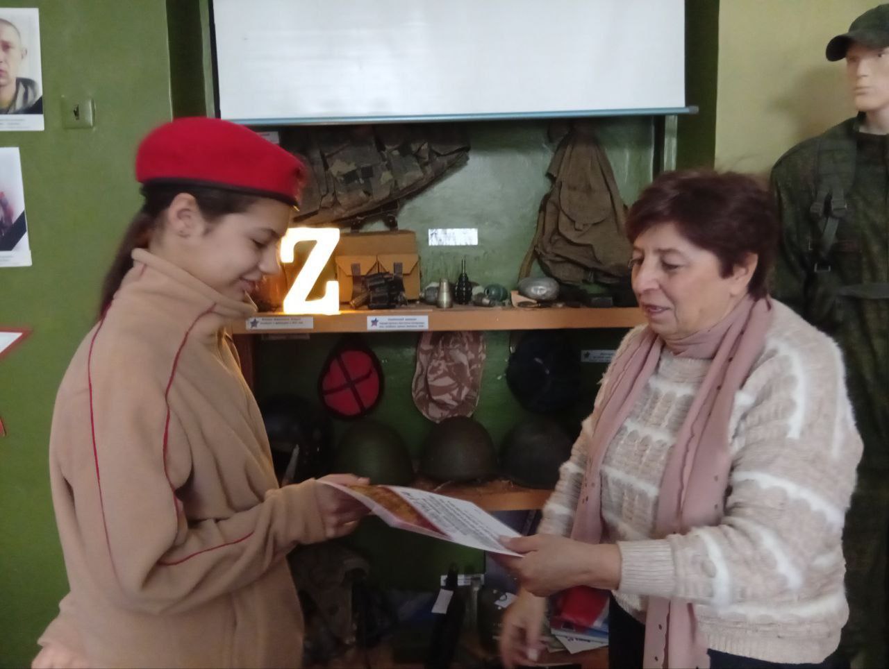 27 декабря в донецкой школе N29, в музее "Звёзды Легиона" состоялось торжественное вручение грамот ученикам школы, юнармейцам отряда "Легионеры" за активное участие в деятельности музея и сохранении памяти подразделения... 27 декабря в донецкой школе N29, в музее "Звёзды Легиона" состоялось торжественное вручение грамот ученикам школы, юнармейцам отряда "Легионеры" за активное участие в деятельности музея и сохранении памяти подразделения...