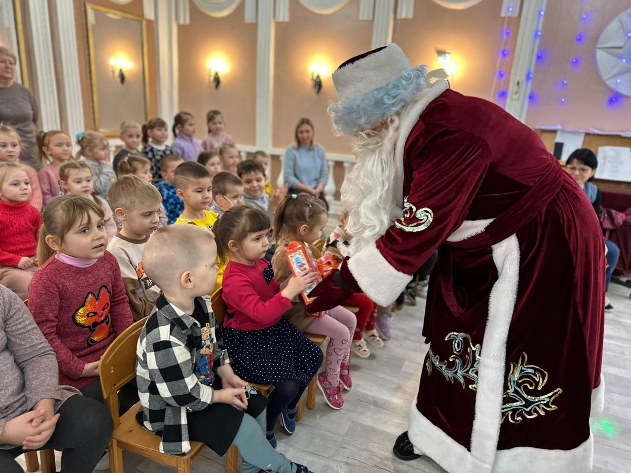 Воспитанникам детсада «Сказка» Кировского вручили подарки от Владимирской области Воспитанникам детсада «Сказка» Кировского вручили подарки от Владимирской области