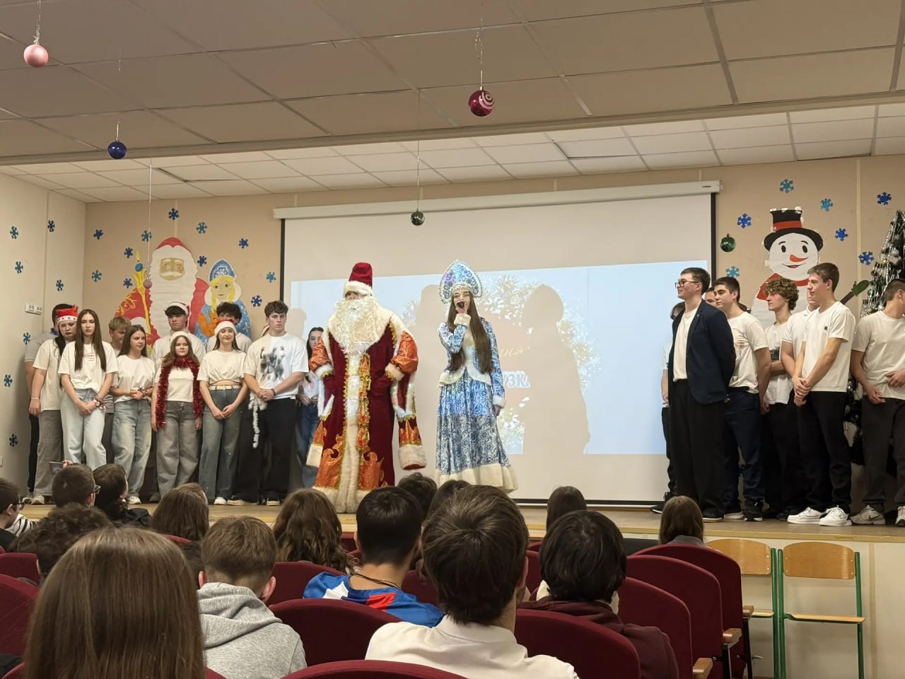 29 декабря в Тельмановской гимназии царил юмористический переполох! Состоялся традиционный новогодний КВН «Новогодняя перезагрузка», который собрал на одной сцене яркие и креативные команды из 11 класса и сборная команда... 29 декабря в Тельмановской гимназии царил юмористический переполох! Состоялся традиционный новогодний КВН «Новогодняя перезагрузка», который собрал на одной сцене яркие и креативные команды из 11 класса и сборная команда...