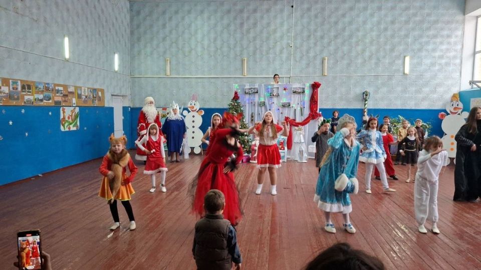 26 декабря 2025 года в центре культуры и досуга МБУ «ЦКД пгт. Криничная г.о. Макеевка» состоялся новогодний утренник для детей "В снежном царстве, в морозном государстве" 26 декабря 2025 года в центре культуры и досуга МБУ «ЦКД пгт. Криничная г.о. Макеевка» состоялся новогодний утренник для детей "В снежном царстве, в морозном государстве"