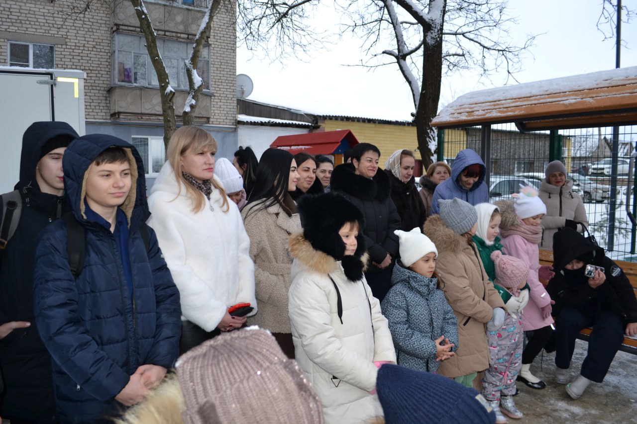 Наталья Великодная: С руководителем регионального партийного проекта «Единой России» «Дети Донбасса» Еленой Никитиной открыли новую благоустроенную общественную территорию возле многоквартирного жилого дома в Тельманово по... Наталья Великодная: С руководителем регионального партийного проекта «Единой России» «Дети Донбасса» Еленой Никитиной открыли новую благоустроенную общественную территорию возле многоквартирного жилого дома в Тельманово по...