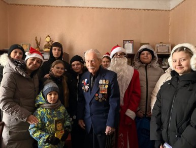 Партийцы Единой России ПО № 17 Горловского местного отделения парии присоединились к всероссийской новогодней акции «С Новым годом, ветеран!»