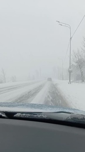 Тем временем в Донецке и Макеевке Дед Мороз разбушевался: снега зимний волшебник не жалеет