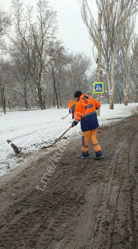 Алексей Кулемзин: В Донецке продолжается борьба со снегом Алексей Кулемзин: В Донецке продолжается борьба со снегом