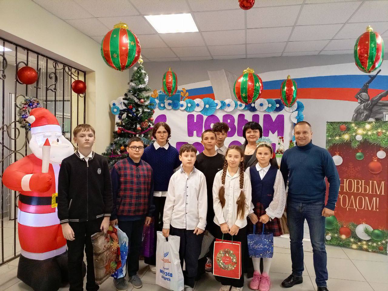 Депутаты городского совета партии "Единая Россия" вручили подарки юным снежнянцам в преддверии новогодних праздников Депутаты городского совета партии "Единая Россия" вручили подарки юным снежнянцам в преддверии новогодних праздников