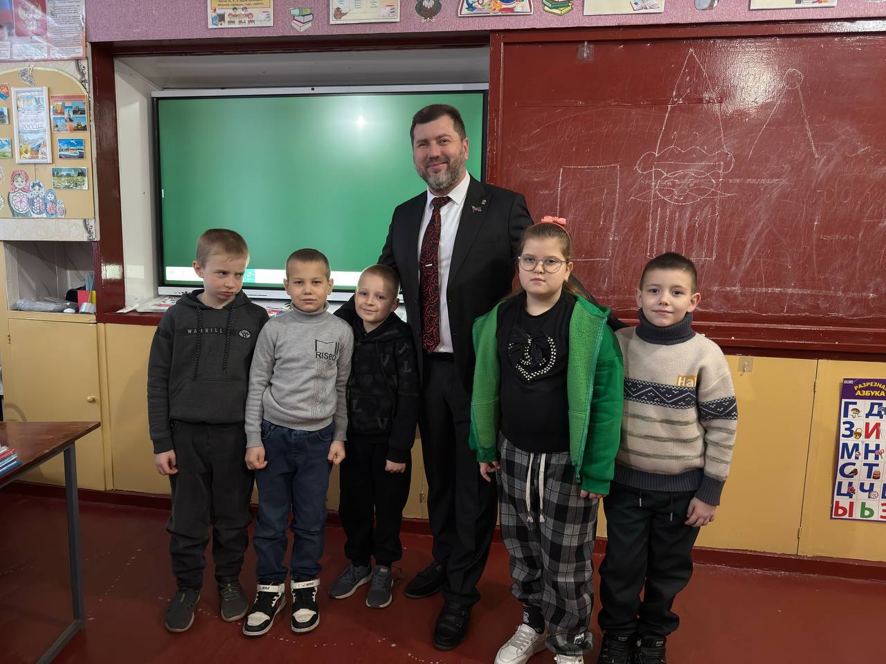 Депутаты городского совета партии "Единая Россия" вручили подарки юным снежнянцам в преддверии новогодних праздников Депутаты городского совета партии "Единая Россия" вручили подарки юным снежнянцам в преддверии новогодних праздников