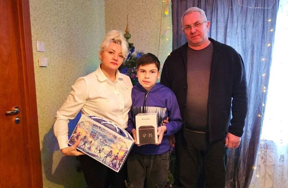Депутаты Донецкого городского совета в рамках акции "Дед МороZ zа нас" продолжают радовать юных дончан долгожданными подарками Депутаты Донецкого городского совета в рамках акции "Дед МороZ zа нас" продолжают радовать юных дончан долгожданными подарками