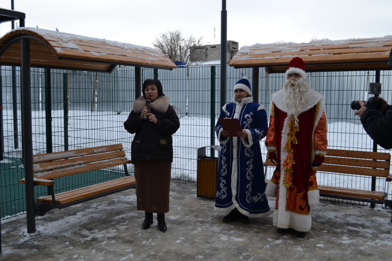 Наталья Великодная: С руководителем регионального партийного проекта «Единой России» «Дети Донбасса» Еленой Никитиной открыли новую благоустроенную общественную территорию возле многоквартирного жилого дома в Тельманово по...