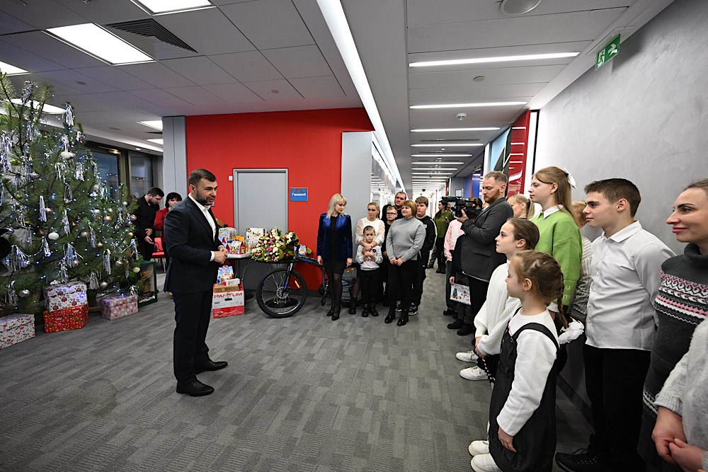 Денис Пушилин: Вручил подарки юным жителям региона, которые приняли участие во Всероссийской акции «Елка желаний» Денис Пушилин: Вручил подарки юным жителям региона, которые приняли участие во Всероссийской акции «Елка желаний»