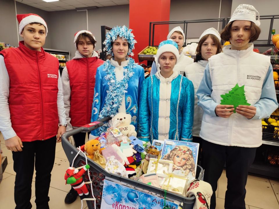 Новый год в каждый дом!. В Пролетарском районе города Донецка в рамках Всероссийского мероприятия «Новый год в каждый дом» состоялась акция «Корзина добра», направленная на организацию сбора теплых вещей, новогодних товаров... Новый год в каждый дом!. В Пролетарском районе города Донецка в рамках Всероссийского мероприятия «Новый год в каждый дом» состоялась акция «Корзина добра», направленная на организацию сбора теплых вещей, новогодних товаров...
