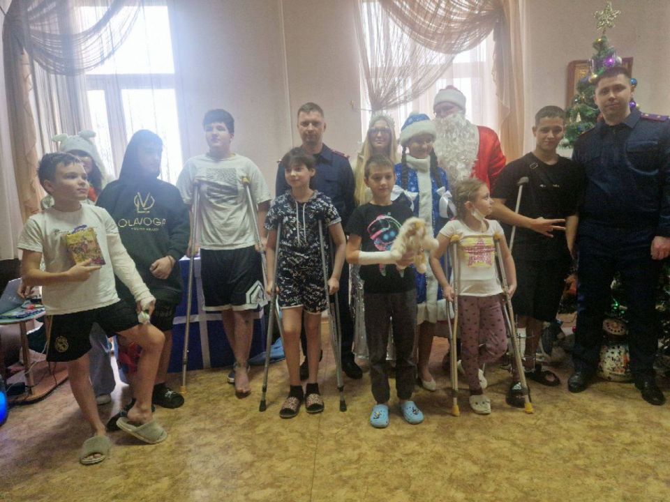 Дед Мороз из Следкома навестил детей, находящихся в донецкой травматологии Дед Мороз из Следкома навестил детей, находящихся в донецкой травматологии